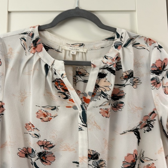 Split neck blouse - Picture 2 of 3